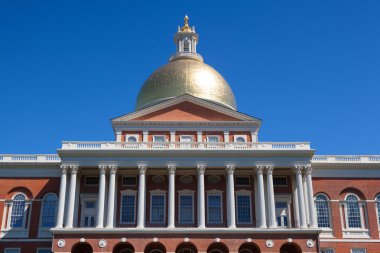 Mavi gökyüzünün altında Boston'da Massachusetts Devlet House.