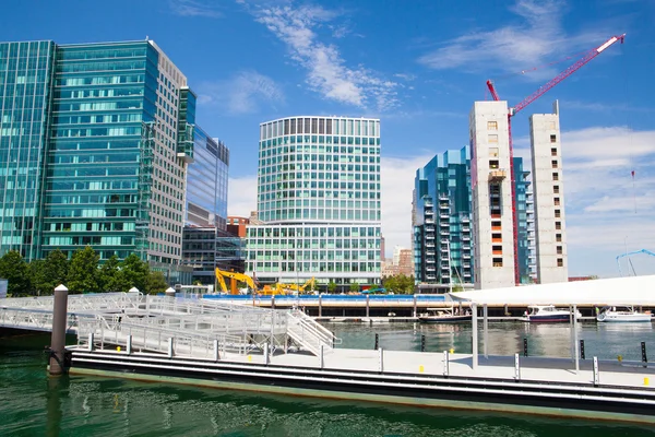 Neubau Luxus-Eigentumswohnungen auf Fan-Pier in Boston. — Stockfoto