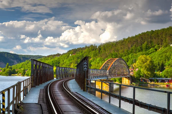 单线铁路桥梁在伏尔塔瓦河河 — 图库照片