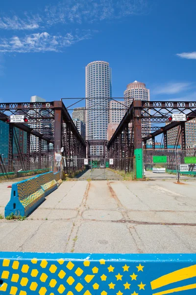 Linha do horizonte de Boston e Northern Avenue Bridge . — Fotografia de Stock