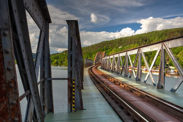 Één spoor spoorbrug over de rivier de Moldau — Stockfoto