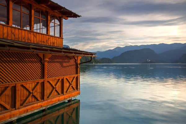 Sjön Bled med utsikt över kyrkan på sjön, Slovenien — Stockfoto