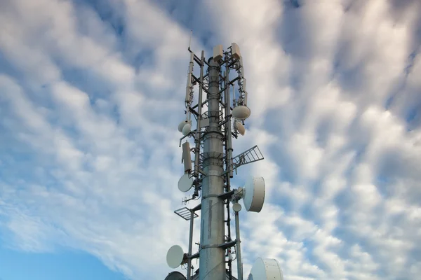 High-Tech sofisticada torre de comunicações eletrônicas no sunse — Fotografia de Stock