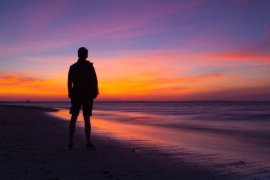 Boş sahilde dramatik günbatımı