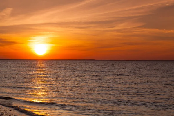 Splendido tramonto sulla spiaggia vuota, Cape Cod, USA — Foto Stock