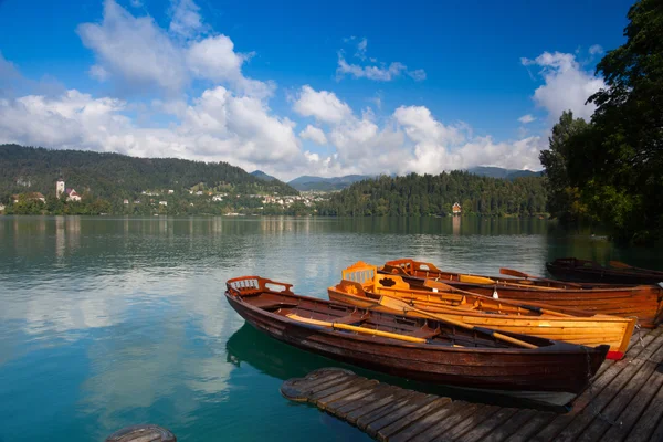 Båtar vid bryggan Bled Island, Slovenien. — Stockfoto