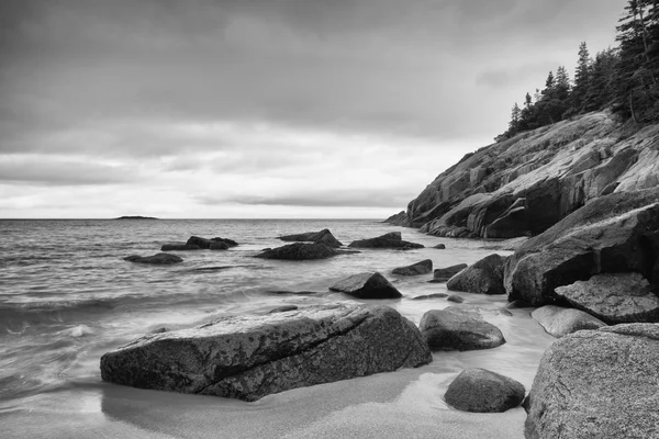 Uitzicht op de kustlijn van de rotsachtige klip in Acadia National Park. Nieuw — Stockfoto