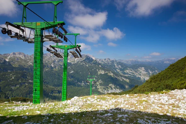 Centro de esqui Vogel nas montanhas no dia de verão. Eslovénia, Europ — Fotografia de Stock
