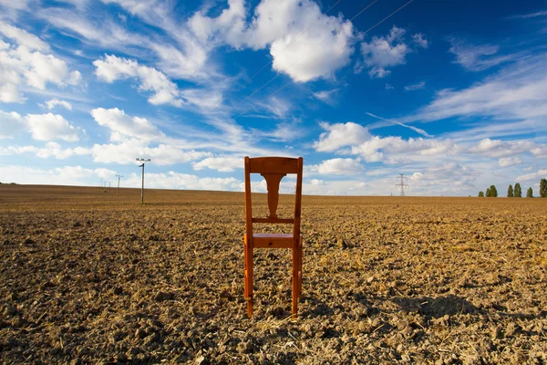 Vecchia sedia in legno sul campo vuoto — Foto Stock