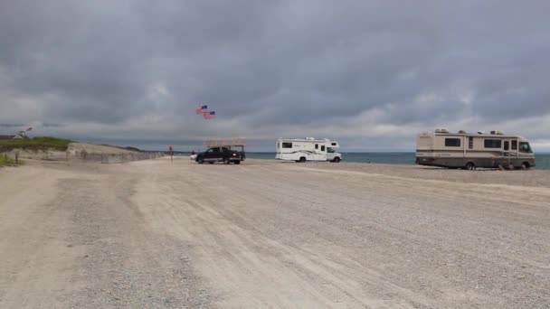 Husvagn på den tomma stranden på Cape Cod — Stockvideo