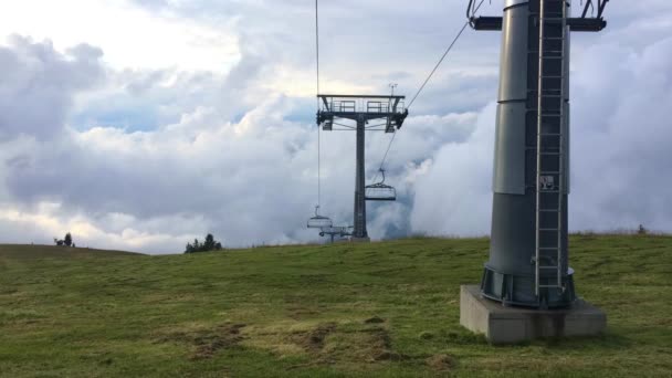 Czas lapse.Ski centrum w górach w letni wieczór. Odwrotny – Pogoda. — Wideo stockowe