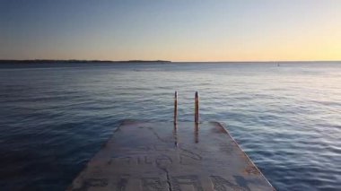 Gün batımında city Beach yalnız beton rıhtım,