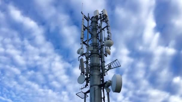 Time-lapse. Communications tower with antennas — Stock Video