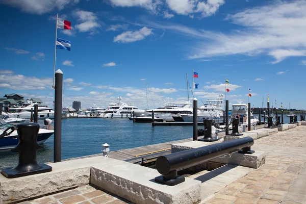 Barcos turísticos y yates en puerto. Boston turismo anualmente brin — Foto de Stock