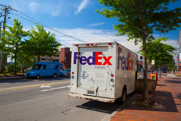 FedEx Express truck na ulici v Portland. — Stock fotografie