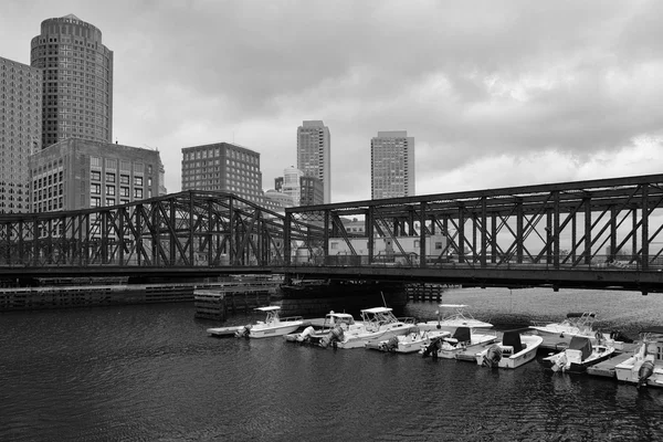 Boston skyline en Noord Avenue Bridge. Gebouwd in 1908. — Stockfoto
