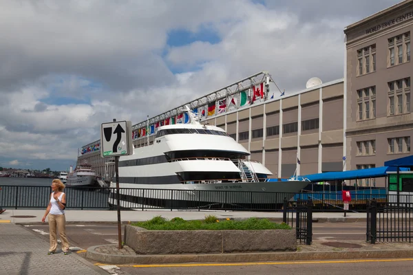 Turistická loď v přístavu. — Stock fotografie