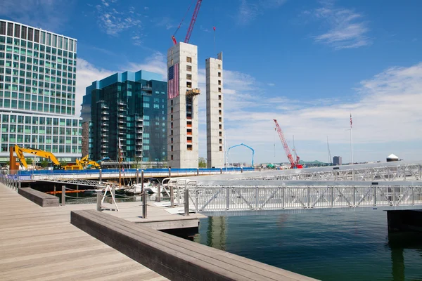 Nieuwe condos van de luxe van de bouw op Fan Pier in Boston. — Stockfoto