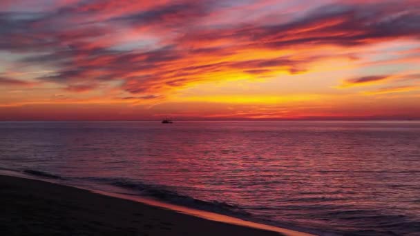 Az üres strandon drámai naplemente — Stock videók