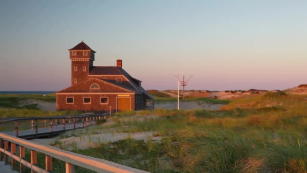 Beach house på Cape Cod i solnedgången, — Stockvideo