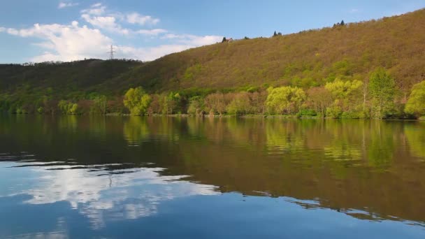 Avond reflectie over de rivier de Moldau — Stockvideo