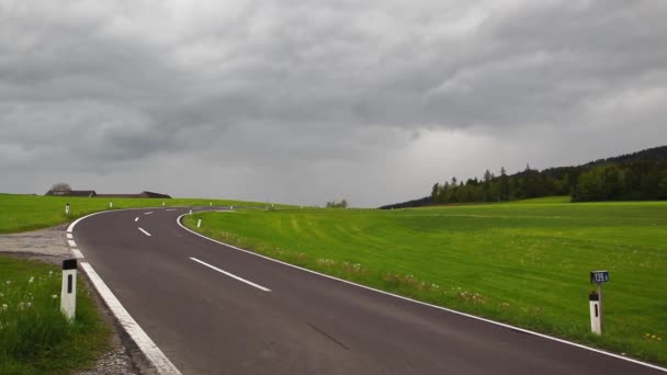 Op de lege weg voor zware storm — Stockvideo