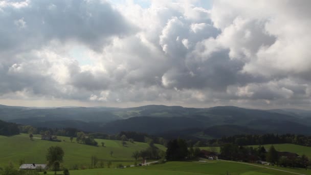 Драматичні краєвид перед дощ в Австрії — стокове відео