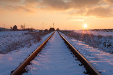 Günbatımı terk edilmiş tren raylarda