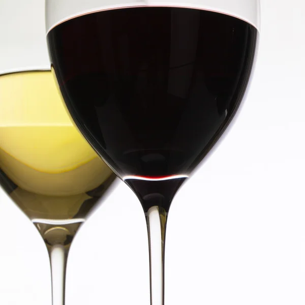 Gafas de vino con vino tinto y blanco — Foto de Stock