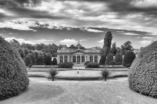 Gyönyörű kert közelében, a Cernin palotája-Prága — Stock Fotó