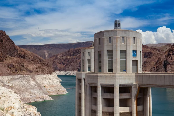 Hoover Barajı alımı kuleleri. Hoover Barajı, Nevada, ABD — Stok fotoğraf