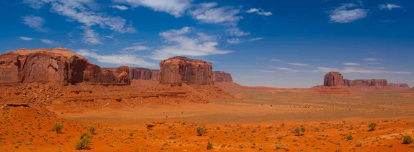 Kultovní vrcholy skalních útvarů v Navajo Park pomník V — Stock fotografie