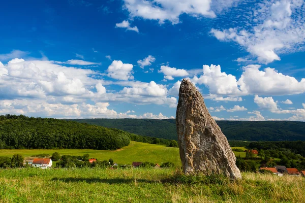 Menhir millénaire sur la colline — Photo