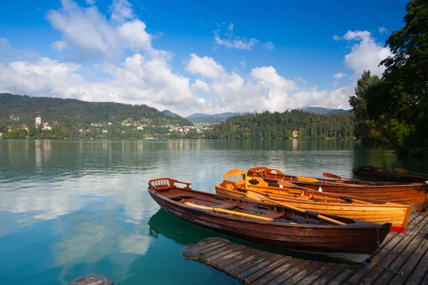 Båtar vid bryggan Bled Island, Slovenien. — Stockfoto