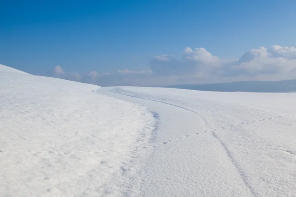 Vinterväg under blå himmel — Stockfoto