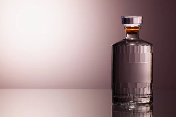 Luxus Fehér Pohár Gin Üvegasztalon — Stock Fotó