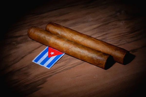Luksusowe Kubańskie Cygara Łuk Meczu Drewnianym Biurku — Zdjęcie stockowe