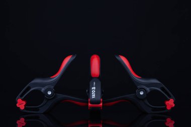 Prag, Çek Cumhuriyeti - 13 Kasım 2020: Siyah arka planda Yato plastik kıskaçları. Kıskaç ekipmanı. Ahşap el aracı.