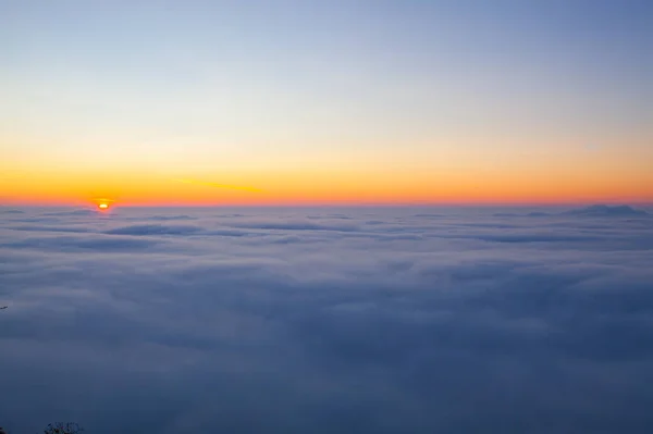 Καταπληκτική Ανατολή Πάνω Από Σύννεφα Από Την Κορυφή Του Βουνού — Φωτογραφία Αρχείου