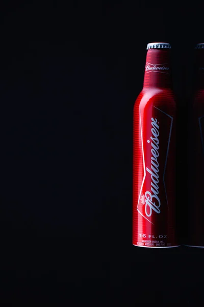 Praga República Checa Novembro 2020 Garrafa Cerveja Budweiser Marca Fundo — Fotografia de Stock