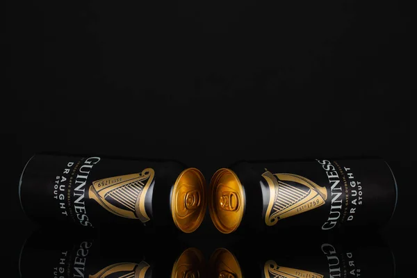Czech Republic 2020年11月12日 黒を基調としたギネス缶ギネスはアイルランド ダブリンのセント ジェームズ ゲートにあるアーサー ギネスの醸造所に由来する黒っぽいアイルランドのドライスタウトです — ストック写真