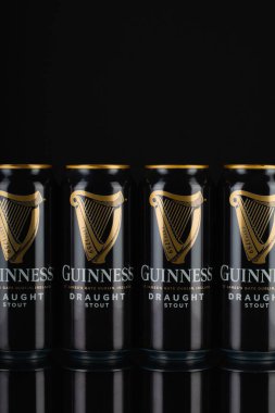 Prag, Çek Cumhuriyeti - 12 Kasım 2020: Guinness teneke kutuları siyah arka planda. Guinness, Arthur Guinness 'in St. James' s Gate, Dublin, İrlanda 'daki bira fabrikasından türemiş koyu bir İrlanda kurak kalkanıdır.