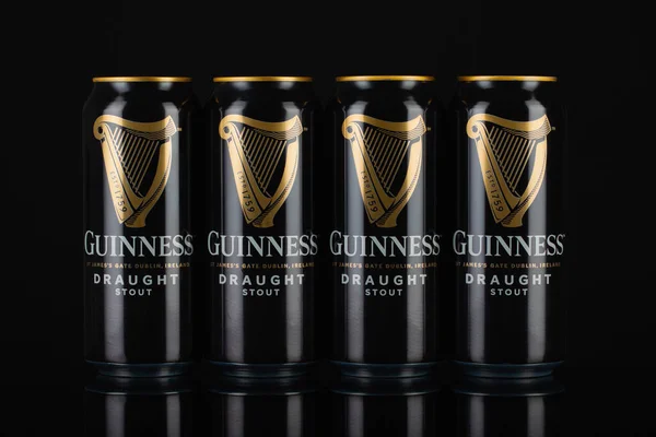 Prága Csehország 2020 November Guinness Konzervdobozok Fekete Háttérben Guinness Egy — Stock Fotó