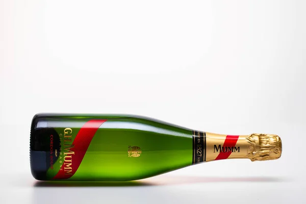 プラハ チェコ共和国 2020年11月26日 Mum Champen Mum Cieは フランス北部のランスに位置し シャンパンの生産量が最も多い企業の1つです 同社はPernode — ストック写真