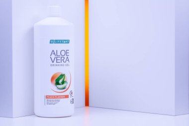 Prag, Çek Cumhuriyeti - 26 Aralık 2020: Plastik şişe Aloe Vera beyaz masada jel içiyor.