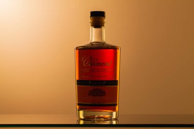 Prag, Çek Cumhuriyeti - 27 Aralık 2020: Cam masada bir şişe Rhum Clement. Rhum Clement, Le Francois, Martinique 'deki Habitation Clement' de üretilir ve şişelenir..