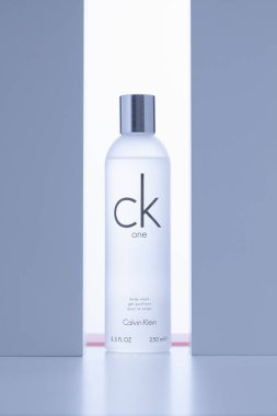 Prag, Çek Cumhuriyeti - 9 Ocak 2021: Calvin Klein beyaz masadaki arka planda vücut yıkama.