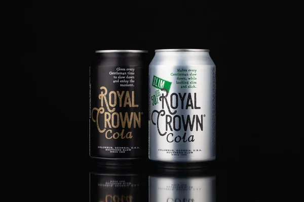 2021年1月18日 捷克布拉格 两罐皇家可乐 黑色背景 皇家可乐 Royal Crown Cola 是1905年开发的一种美国可乐品牌 — 图库照片