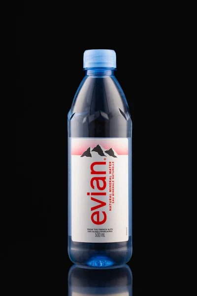 2021年1月17日 捷克共和国布拉格 黑色背景上的埃维昂天然矿泉水 Evian 是来自日内瓦湖南岸依云莱斯湾 Evian Les Bains 附近多个水源的矿泉水品牌 — 图库照片
