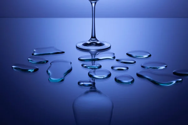 Bicchieri Vino Vuoti Uno Sfondo Sfumato Pulito Bicchieri Vino Trasparenti — Foto Stock